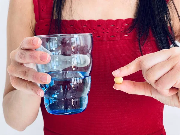 Hands Holding Glass Water Pill — Stockfoto