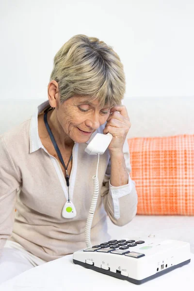 Ηλικιωμένη Γυναίκα Που Χρησιμοποιεί Τηλέφωνο Μεγάλα Κουμπιά Για Ηλικιωμένους — Φωτογραφία Αρχείου