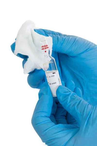 看護師の手 または医者で注射薬瓶 予防接種の医療用ガラス瓶 — ストック写真