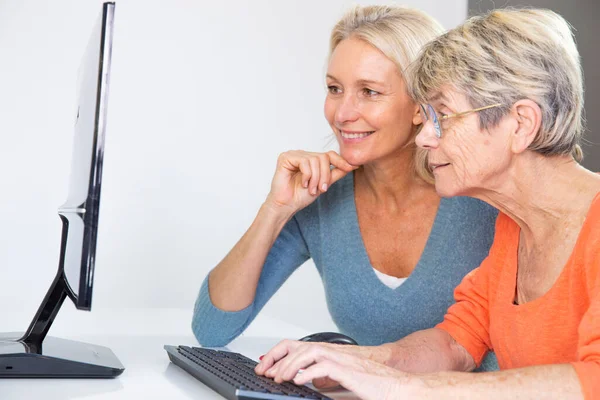 Woman Her Fifties Helping Elderly Woman Use Computer — Photo