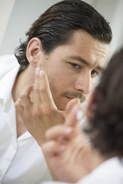 Mann Trägt Gesichtscreme Auf — Stockfoto