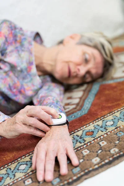 Woman Having Fallen Floor Using Her Medical Alert System Get — Stockfoto