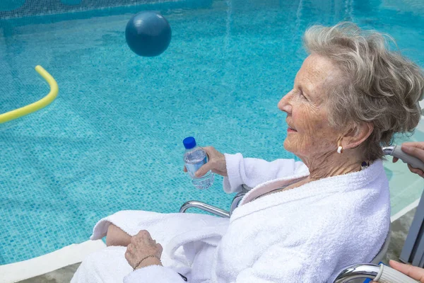 Seniorin Schwimmbad — Stockfoto