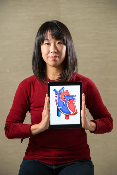 Woman Holding Screen Heart Cutout Design — ストック写真