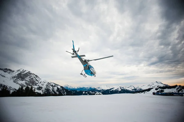 Trackers Ensure Safety Slopes Skiers Helicopter Evacuates Injured Person — 图库照片