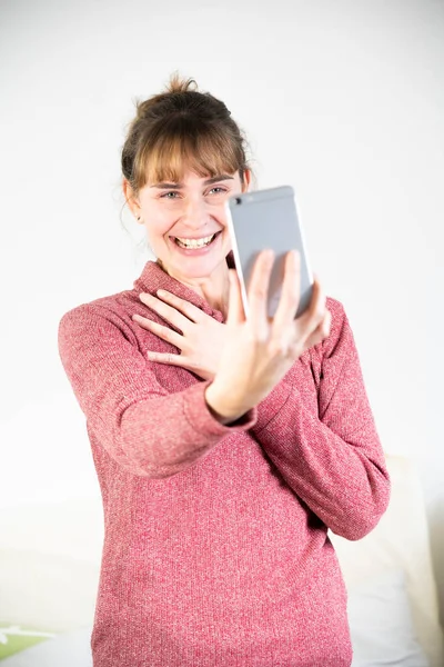 Крайне Радостная Женщина Виде Своего Нового Смартфона — стоковое фото