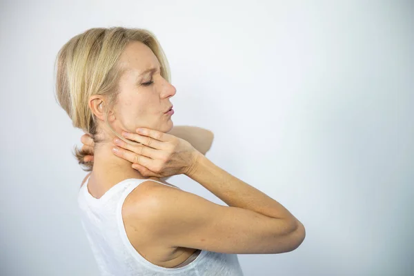 Woman Feeling Pain Her Neck — Zdjęcie stockowe