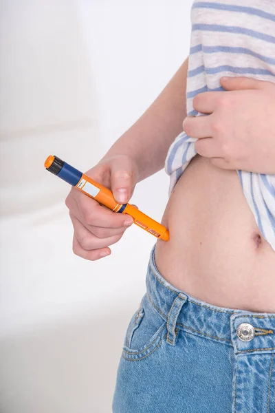 Girl Injecting Herself Insulin — kuvapankkivalokuva