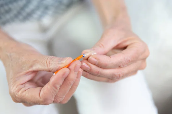 Cleaning Hearing Aid — Fotografia de Stock