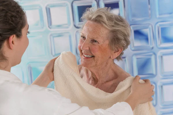 Nurse Helping Senior Woman Wash — Zdjęcie stockowe