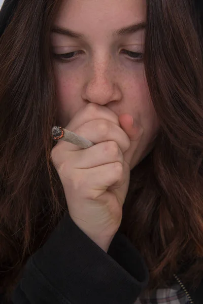 Girl Smoking Marijuana Close View — Φωτογραφία Αρχείου