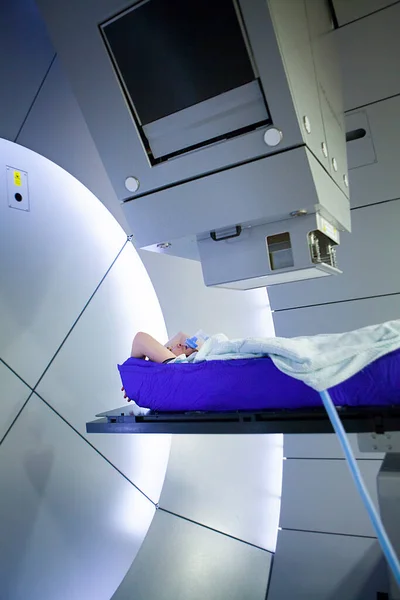 Proton Therapy Irradiates Cancer Cells Beam Protons Center Tumor — 图库照片