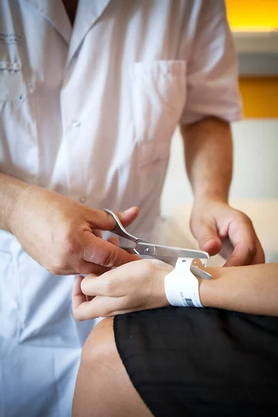 Nurse Cutting Identification Bracelet Patient Discharged — Foto de Stock
