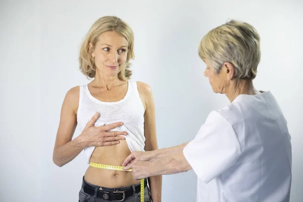 Una Mujer Midiendo Cintura — Foto de Stock