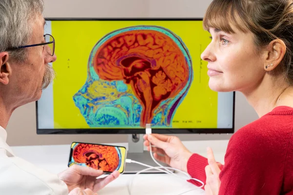 Researcher Explaining Woman How Smartphone Can Connected Brain — Stock Fotó
