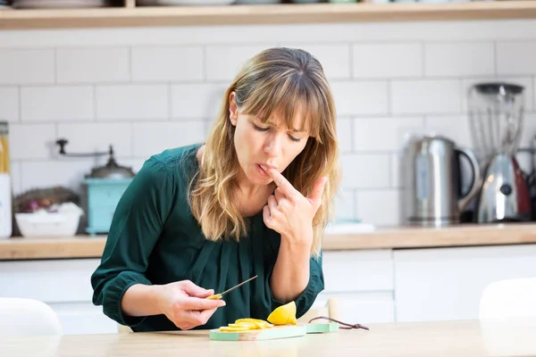 Young Woman Her Kitchen Who Has Cut Herself Kitchen Knife — Stock fotografie