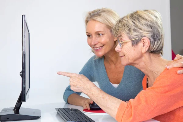 Woman Her Fifties Helping Elderly Woman Use Computer — Fotografia de Stock