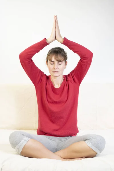 Woman Sitting Facing Front Meditation Session — ストック写真