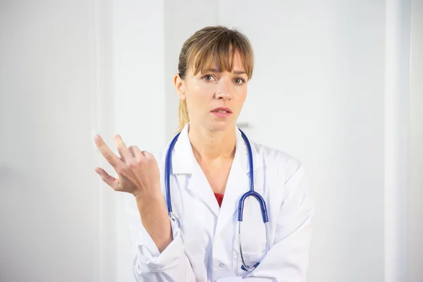 Female Doctor Her White Coat Talking Patient — Stockfoto
