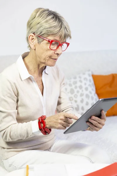 Elderly Woman Using Tablet — Stock Photo, Image