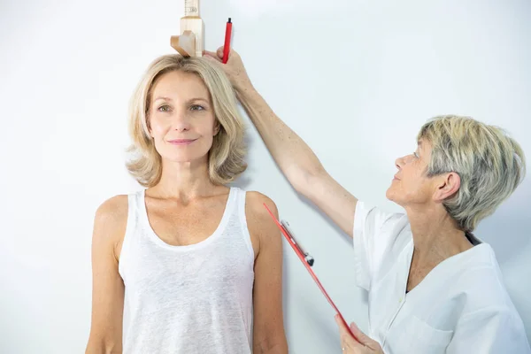 Woman Measuring Herself Height Measuring Rod — Stok fotoğraf