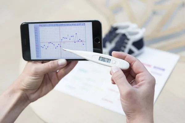 Woman Creating Temperature Chart Identify Day She Ovulates — Foto Stock