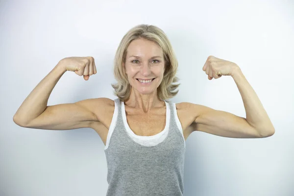 Woman Looking Her Muscles — Stockfoto