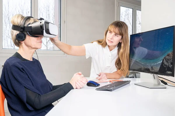 Elderly Woman Therapy Session Virtual Reality Headset Supervision Therapist — Stock Photo, Image