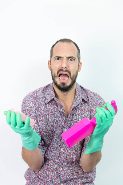 Человек с чистящими средствами.