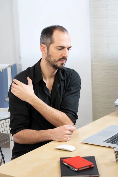 Man His Desk Shoulder Pain — Stockfoto