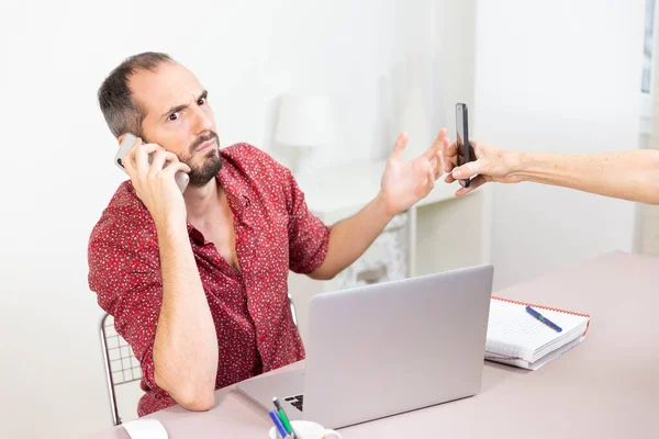 Worked Man Two Cell Phones — Stockfoto