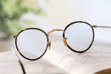 kitap okuma gözlükleri.