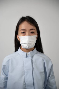 Koruyucu maske takan genç bir kadın