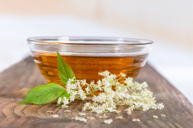 Beyaz bir arka plan üzerinde büyük çiçek çiçekler