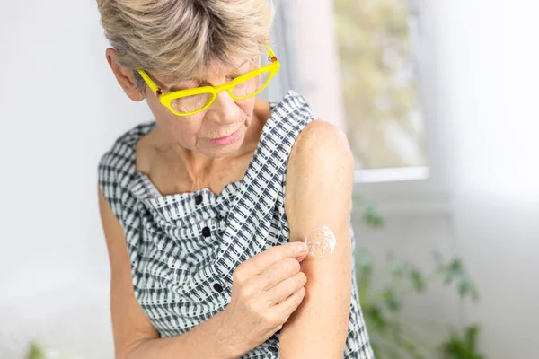 Woman Applying Post Menopause Hormone Gel — Stock Photo, Image