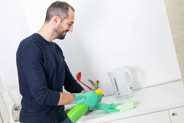 Man Using Cleaning Products Clean — Fotografia de Stock