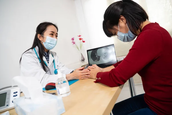 Doctor Announcing Unfavorable Diagnosis His Patient — Foto Stock