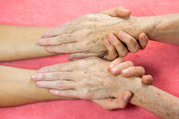 Μια Ηλικιωμένη Γυναίκα Και Νέες Γυναίκες Χέρια — Φωτογραφία Αρχείου