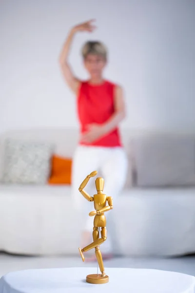 Woman Imitating Movements Dance Wooden Model — Fotografia de Stock