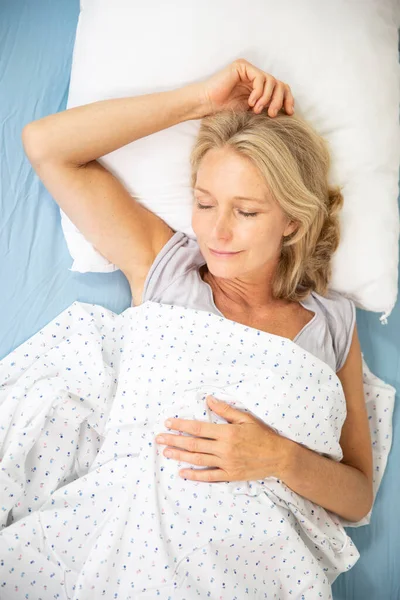 Woman Sleeping Her Bed — Stock Photo, Image