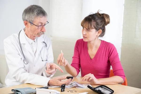 Diabetologist Teaching Diabetic Woman Use Tools Treat Her Diabetes — Fotografia de Stock