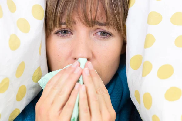 Young Woman Bed Suffering Cold Handkerchiefs — ストック写真