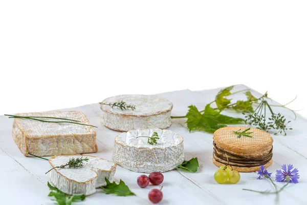 Нормандский Сыр Блюдо Белом Деревянном Столе Белом Фоне — стоковое фото