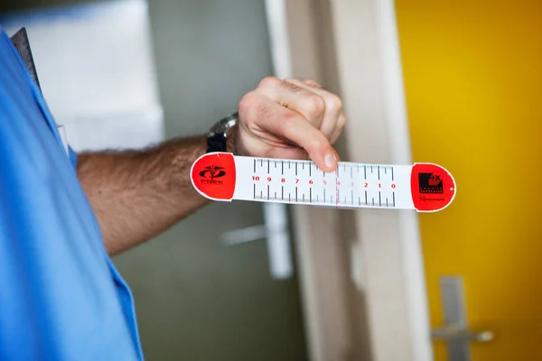 Physiotherapist Assesses Pain Patient — Foto de Stock