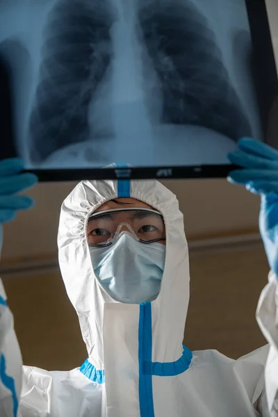 Doctor Covid Ward Hospital Examining Rays Lungs — Stockfoto