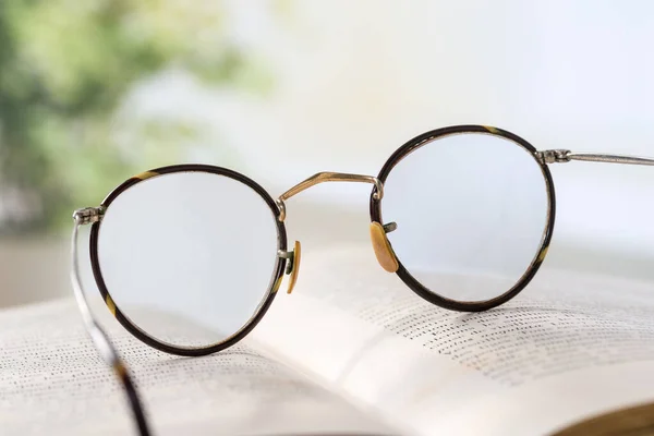 Reading Glasses Book — Stock Photo, Image