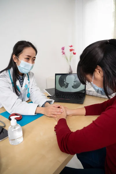 Doctor Announcing Unfavorable Diagnosis His Patient — Stockfoto