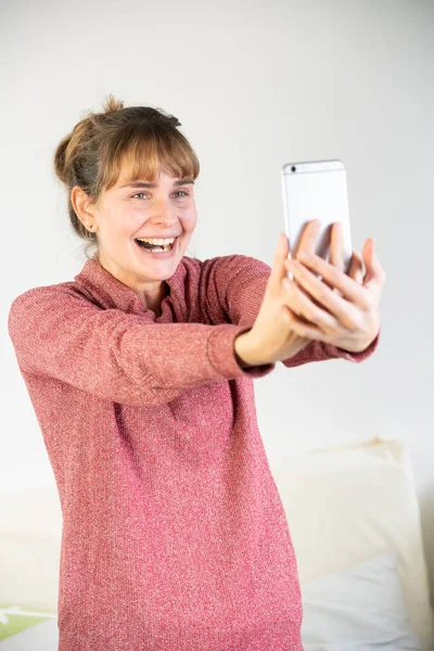 Крайне Радостная Женщина Виде Своего Нового Смартфона — стоковое фото