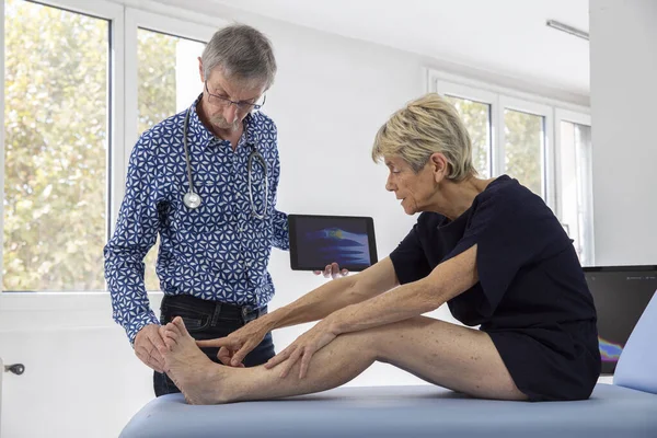 Woman Consulting Doctor Pain Her Toe — Fotografia de Stock