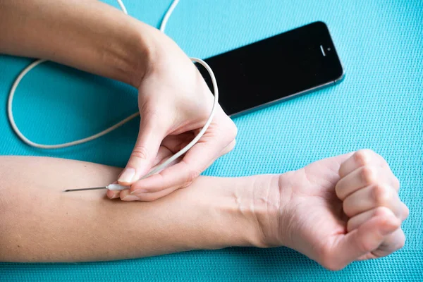 Close Woman Arm Giving Herself Injection Smartphone — Foto Stock